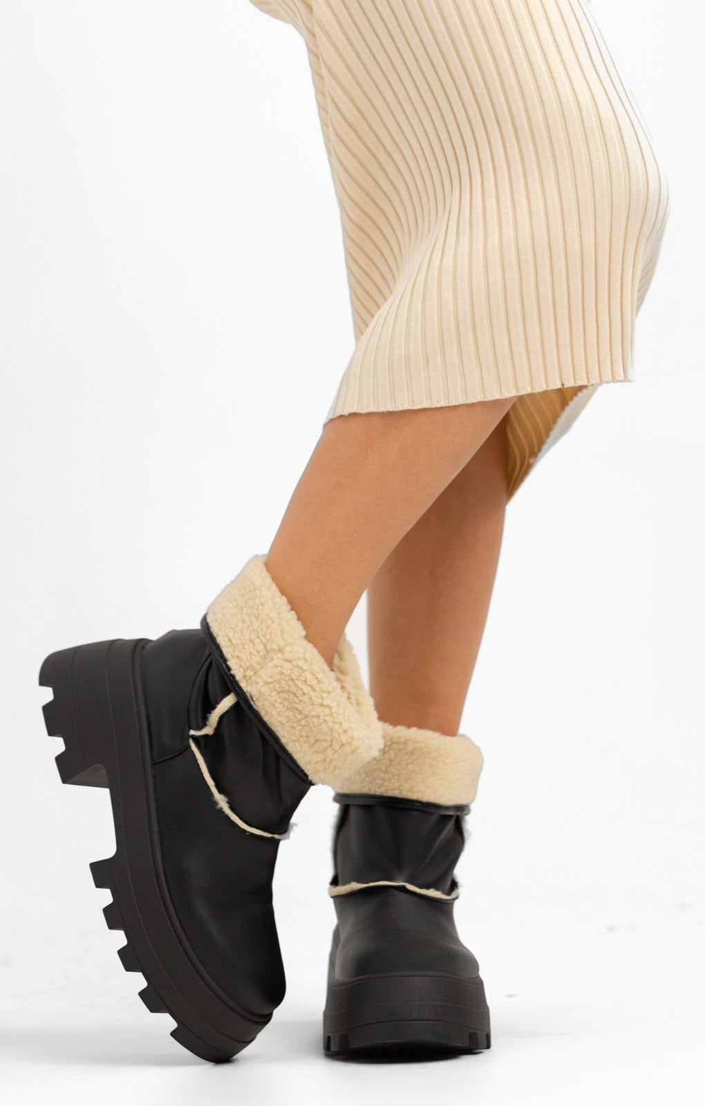 Rent ASOS DESIGN Chunky Borg Lined Boots Hirestreet